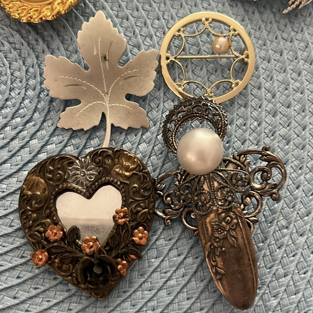 20 Assorted Vintage Brooches - Sarah Coventry, Rhinestone, Pearl & Spoon - Picture 7 of 8